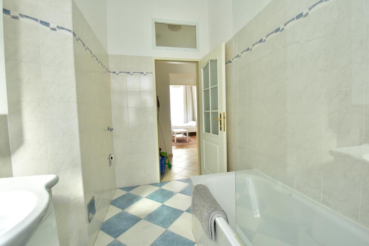 Universum Apartment 3 Wina Bagian luar foto