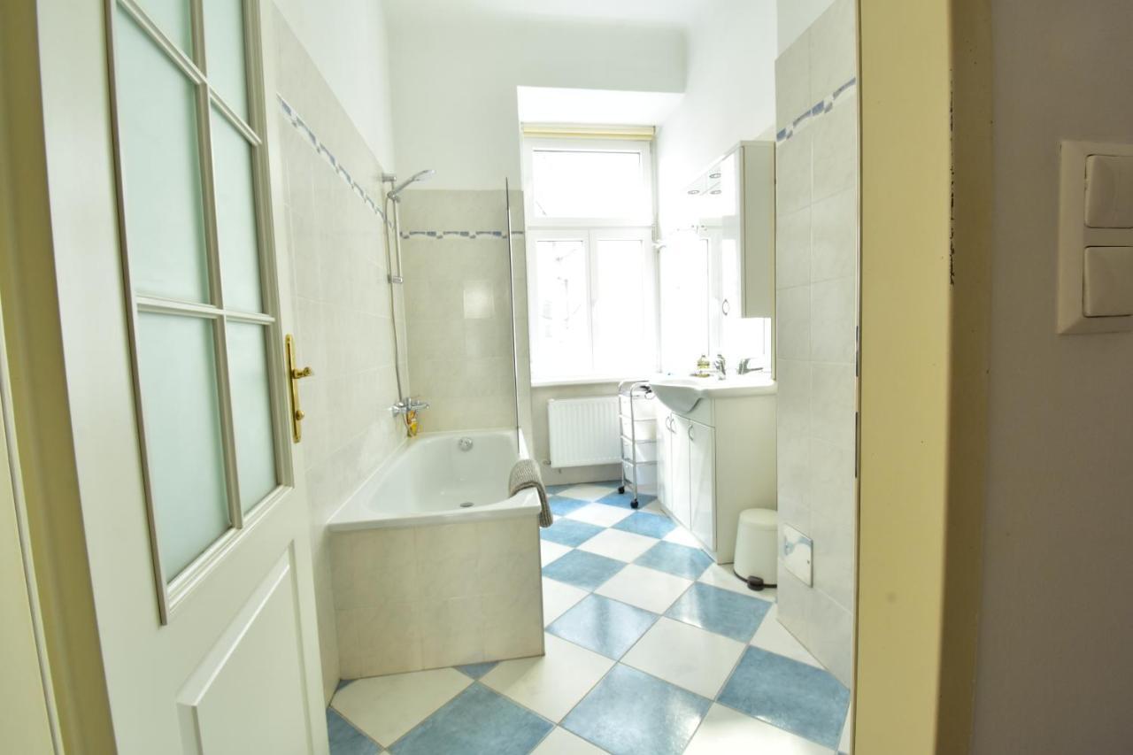 Universum Apartment 3 Wina Bagian luar foto